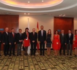Sus Altezas Reales los Príncipes de Asturias junto al presidente del Comité Olímpico Internacional, Dr. Jacques Rogge, la alcaldesa de la ciudad de Ma